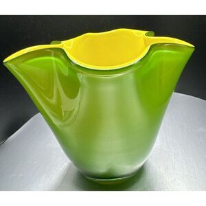 Design‎ Studios Green ,Yellow Artisan-Crafted 5"x5.5". Hand Blown Glass Vase.